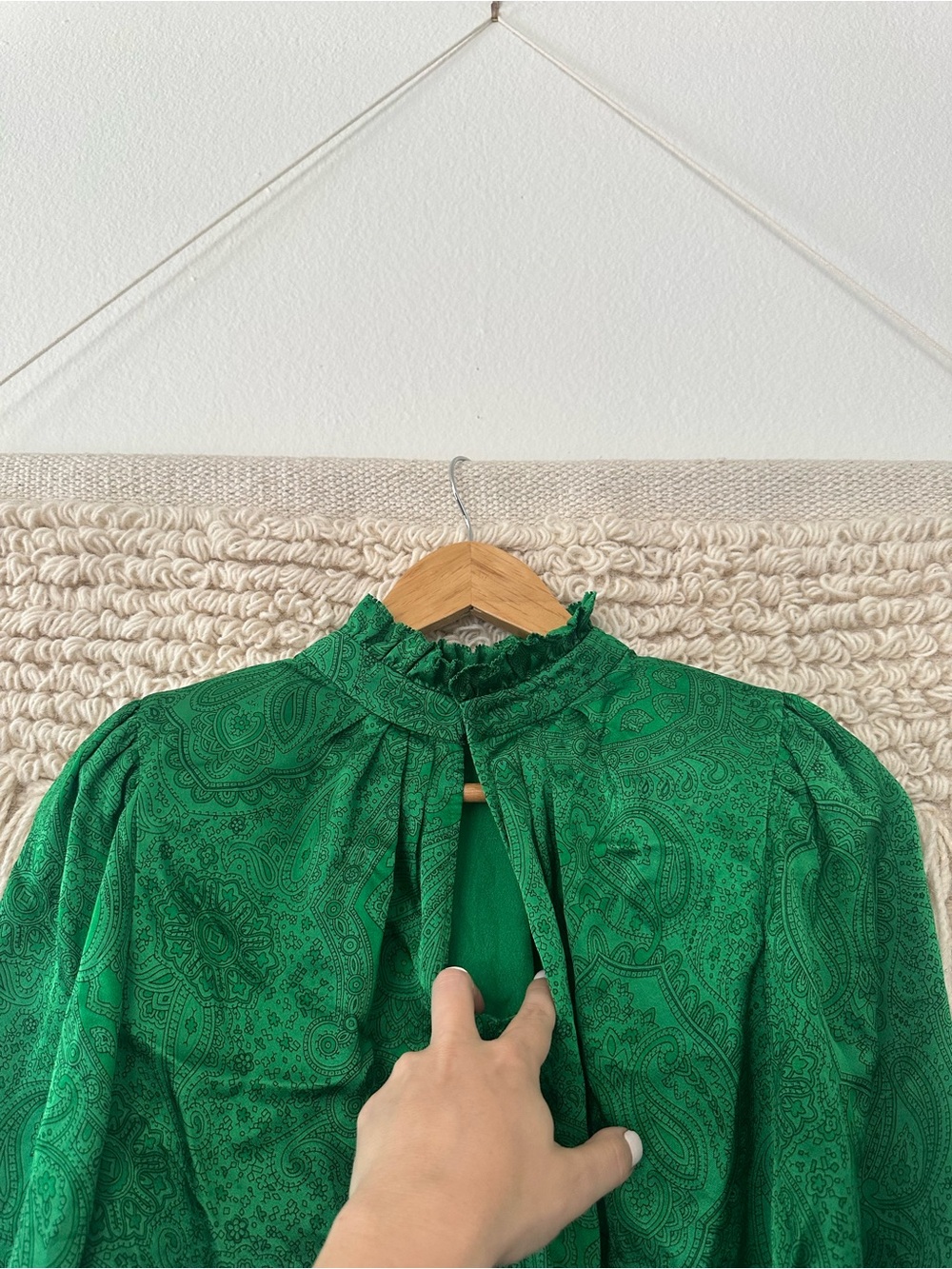 Alice + Olivia Launa Blouson Sleeve Blouse - Picture 6 of 8